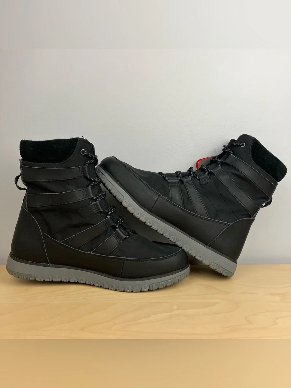 L.L. Bean Men’s Size 10.5 M Ultralight Insulated Waterproof Black Winter Boots.